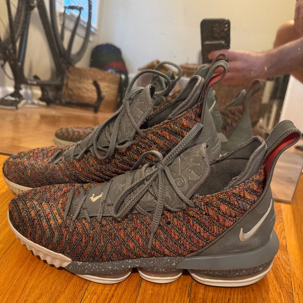 Nike LeBron 16 Men’s Sneakers Sz 12